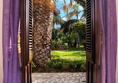 De deur naar de tuin van Casa Giudeo